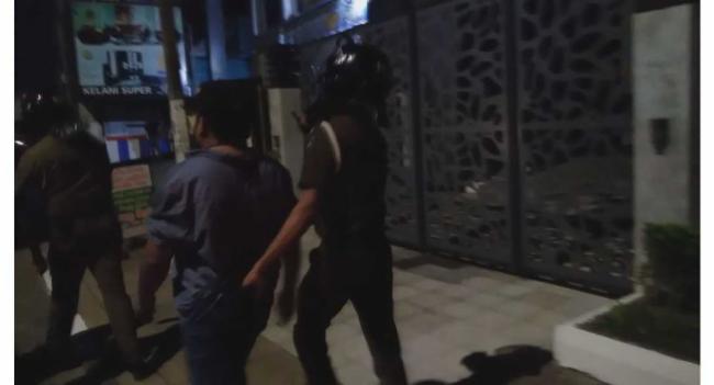 වසන්ත මුදලිගේ ඇතුළු 8 ක් අත්අඩංගුවට..